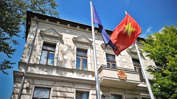 Updated with information from the Vietnam Embassy to understand the visa run approval process clearly