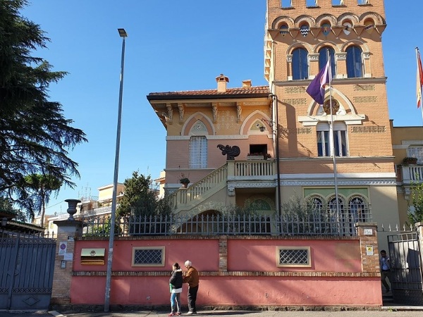 You can submit your visa application at the Vietnamese Embassy in Italy