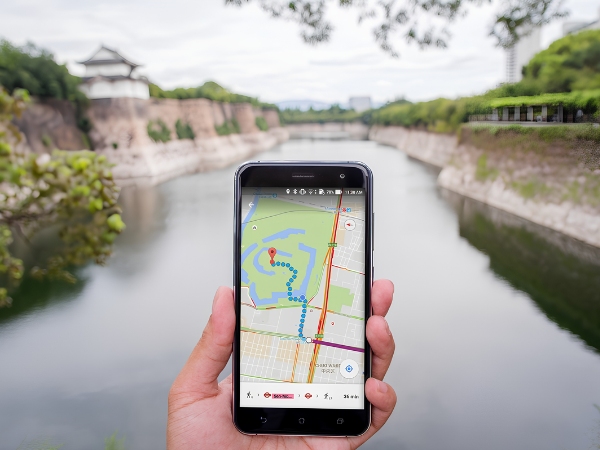 Tourists should buy a Vietnam tourist SIM card upon arrival in Vietnam